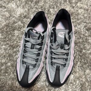 95 Airmax, purple and black. Only tried on once.